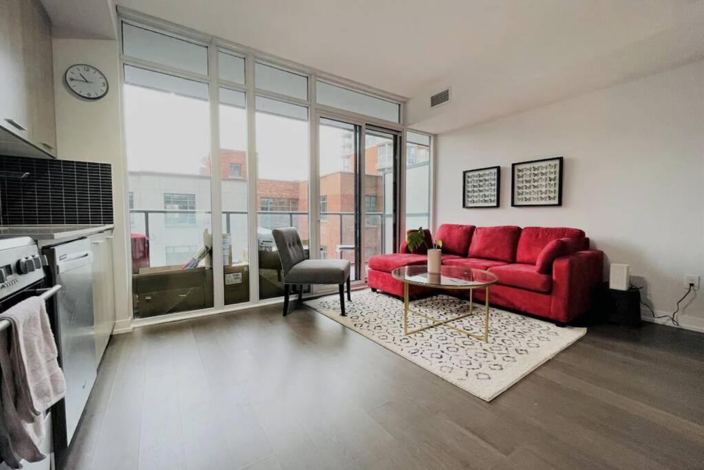 Gorgeous Downtown Condo Торонто Экстерьер фото