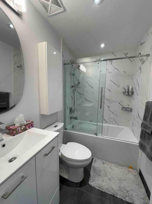Gorgeous Downtown Condo Торонто Экстерьер фото