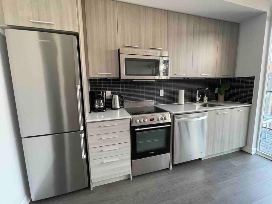 Gorgeous Downtown Condo Торонто Экстерьер фото