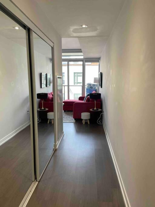 Gorgeous Downtown Condo Торонто Экстерьер фото